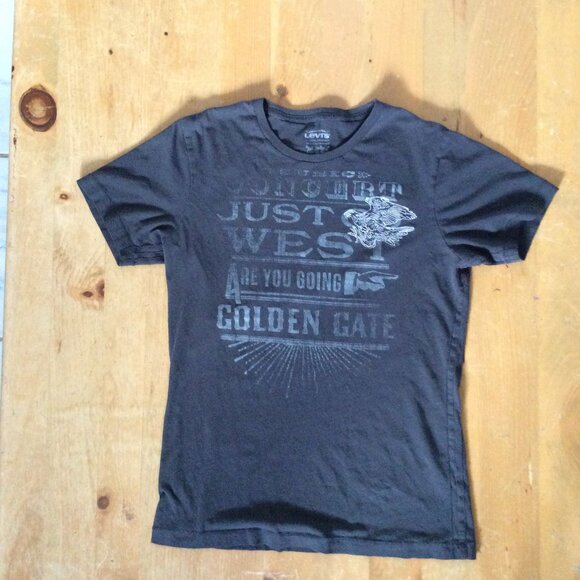 Levi’s Men’s Small Graphic Tee – California Vibes Golden Gate Just Ride- Size S - Picture 1 of 4